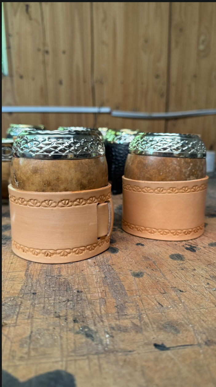 Foto de Criollo · Alpaca Grande Cincelada Posa Mate Vaqueta