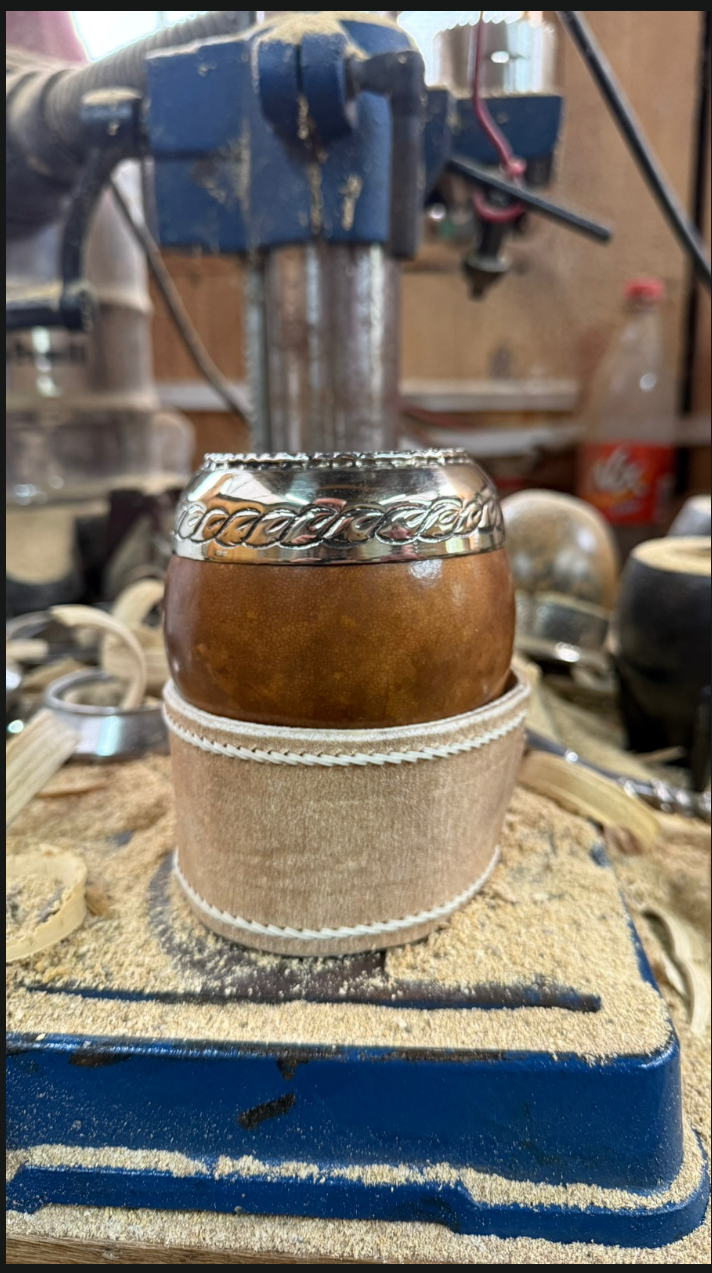 Foto de Criollo · Alpaca Grande Cincelada con Posa Mate Cuero Crudo